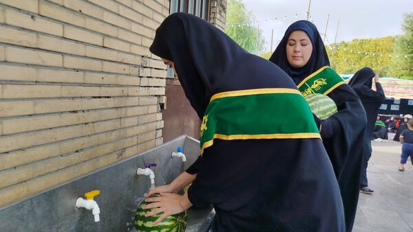 دانش‌آموزان ملایری، پیشگام در امر خدمت‌رسانی به زائران اباعبدالله الحسین (ع)