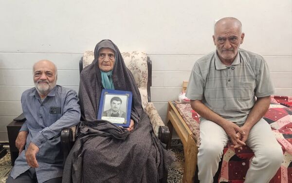 ادای احترام خبرنگاران پانا به مقام شهید جلال اقبال در چهل وششمین دیدار با خانواده شهدا