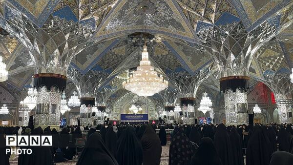 آرامشی زیر گنبد طلای امام رضا (ع)