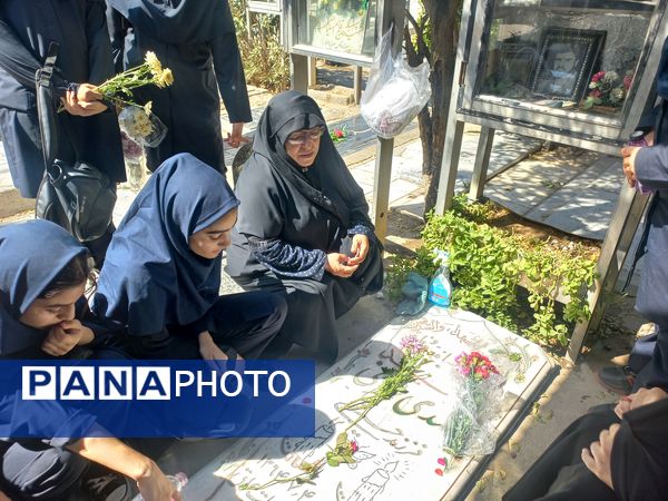 غبارروبی مزارشهدا توسط دانش‌آموزان منطقه ۱۳