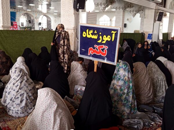 حضور دانش آموزان در نماز جمعه کاشمر