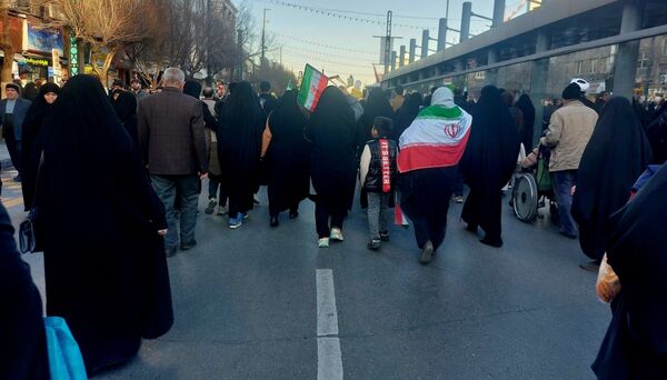 کودکان مشهدی همگام با مردم در مسیر راهپیمایی ۲۲ بهمن