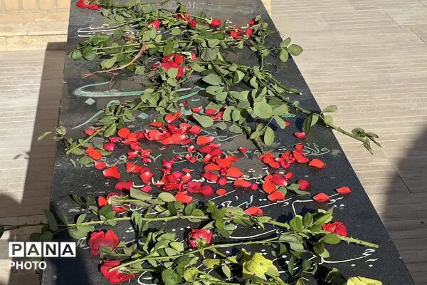 گلباران مزار شهدای فیروزکوه هم‌زمان با آغاز هفته دولت؛ تجدید میثاق مسئولان با آرمان‌های شهدا
