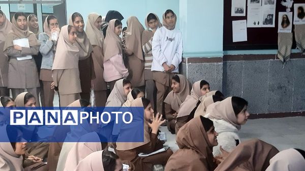 آذین‌بندی دهه فجر و نواخته شدن زنگ انقلاب در دبیرستان حضرت آسیه(س) حاجی‌آباد