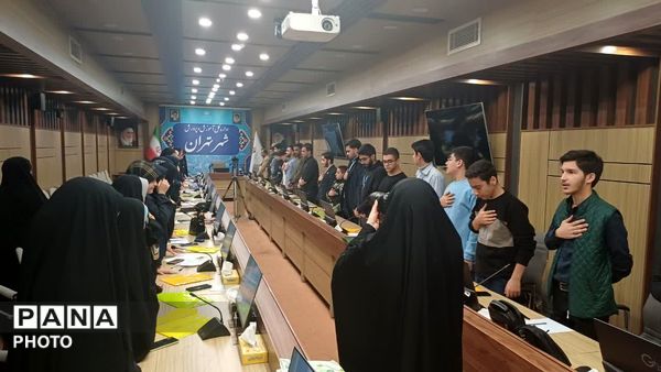 تقدیر از دانش‌آموزخبرنگاران، نمایندگان مجلس و مجامع دانش‌آموزی در نشست گفت‌وگوی بین‌نسلی تهران