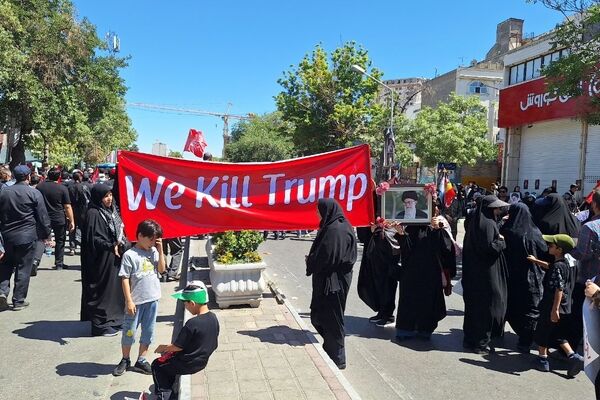 وداع با اشک و مشت‌های گره‌خورده؛ پلاکاردهای انتقام برافراشته شد