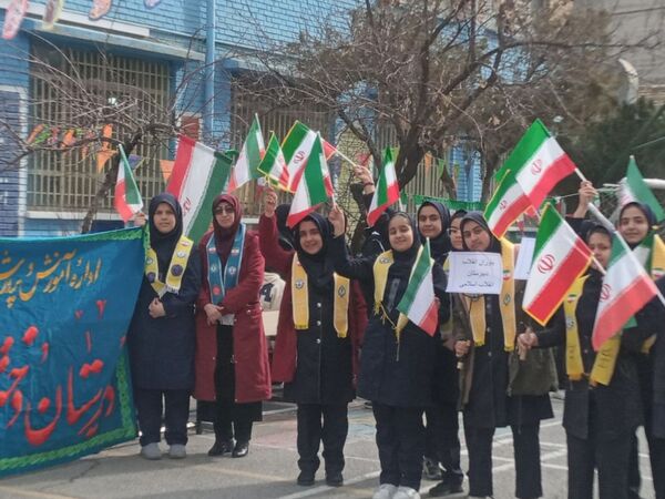بازارچه به مناسبت دهه فجر در دبیرستان دخترانه انقلاب اسلامی 