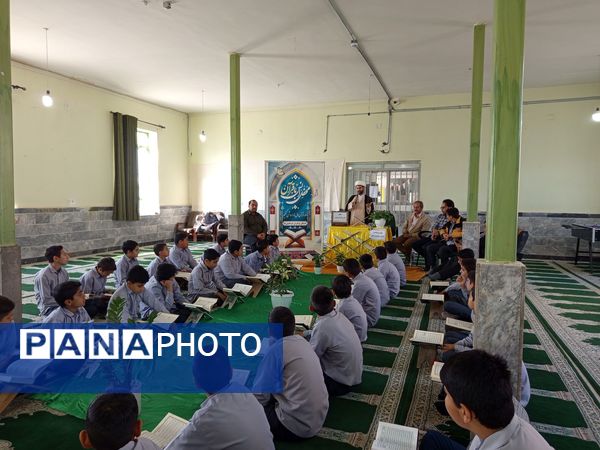 محفل انس با قرآن کریم در مدرسه برادران ابراهیمی‌نیا