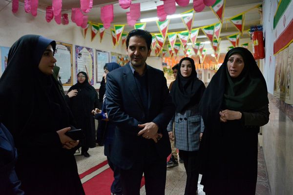 فانوس به دبیرستان حکمت آمد