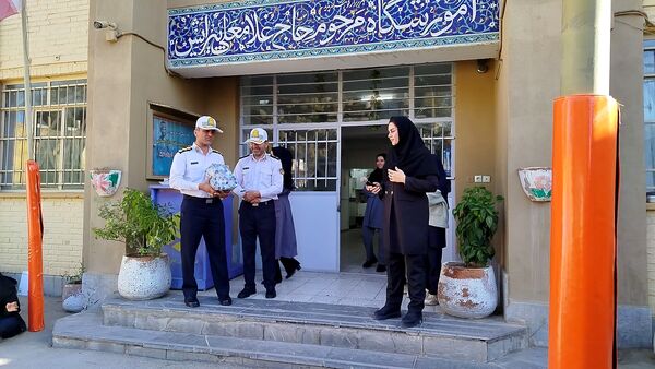 گرامیداشت هفته نیروی انتظامی در دبیرستان دخترانه پیرایش یک