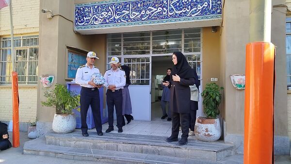 گرامیداشت هفته نیروی انتظامی در دبیرستان دخترانه پیرایش یک