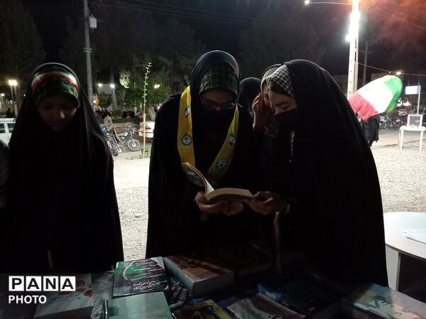 برپایی غرفه کتابخوانی در شهرستان خلیل آباد