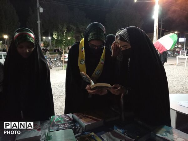 برپایی غرفه کتابخوانی در شهرستان خلیل آباد