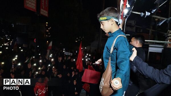 نهمین شب از مراسم عزاداری امام حسین همراه با هئیت زنجیر زنی در حسینیه امام خمینی