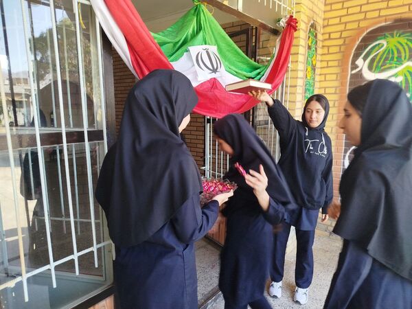 آغاز سال تحصیلی در دبیرستان نمونه زینب الکبری(س) قروه همراه با نواختن زنگ ایثار و مقاومت  