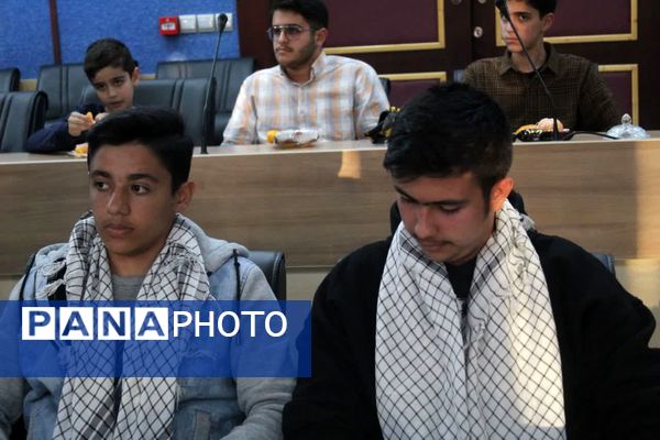 دیدار جمعی از دانش‌آموزان زنجانی با فرمانده سپاه انصارالمهدی 