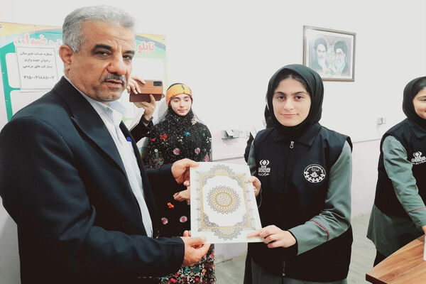 اجرای طرح مدرسه سبز ، انس با قرآن، اهدای کتاب به کتابخانه و تجلیل از فعالان دبیرستان رضوان شهرستان بوشهر