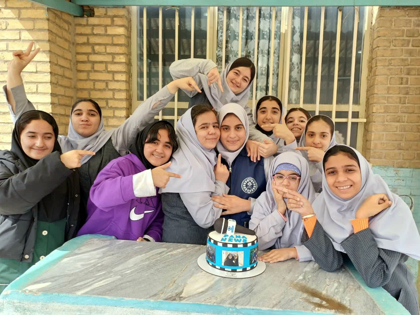 عکس دسته‌جمعی کلاس نهم رز مدرسه‌ اندیشه‌نفیس فیروزکوه