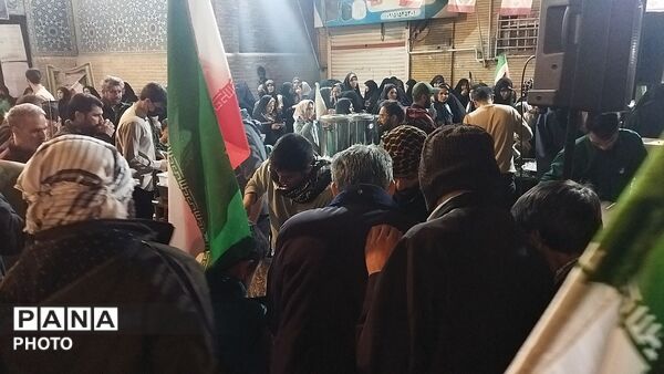 چایخانه فاطمه الزهرا ( س) هر شب در حال  خدمت رسانی به عاشقان وطن 