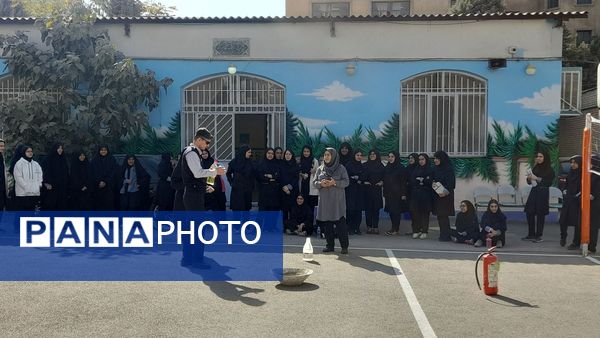 آموزش اطفای حریق در دبیرستان نمونه دولتی آینده‌سازان ناحیه ۴ کرج