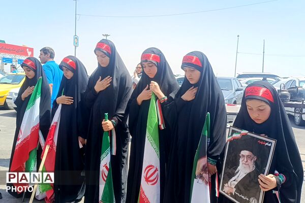 اجرای گروه سرود ریحانه‌الحسین پردیس در مراسم تشییع  رهبر شهید