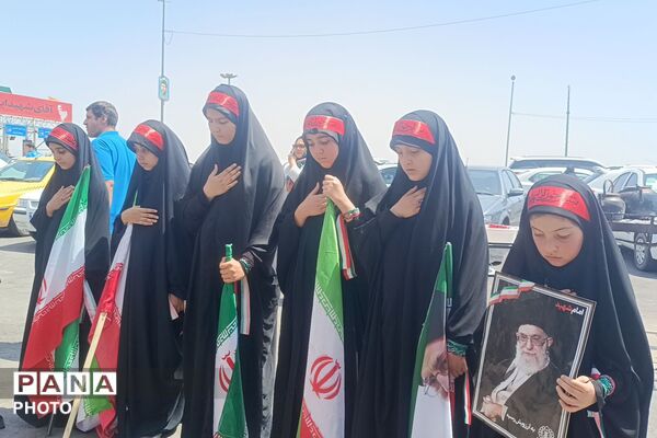 اجرای گروه سرود ریحانه‌الحسین پردیس در مراسم تشییع  رهبر شهید
