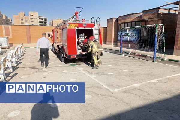 مراسم پدافند غیرعامل در دبیرستان بشارت بهارستان‌دو 