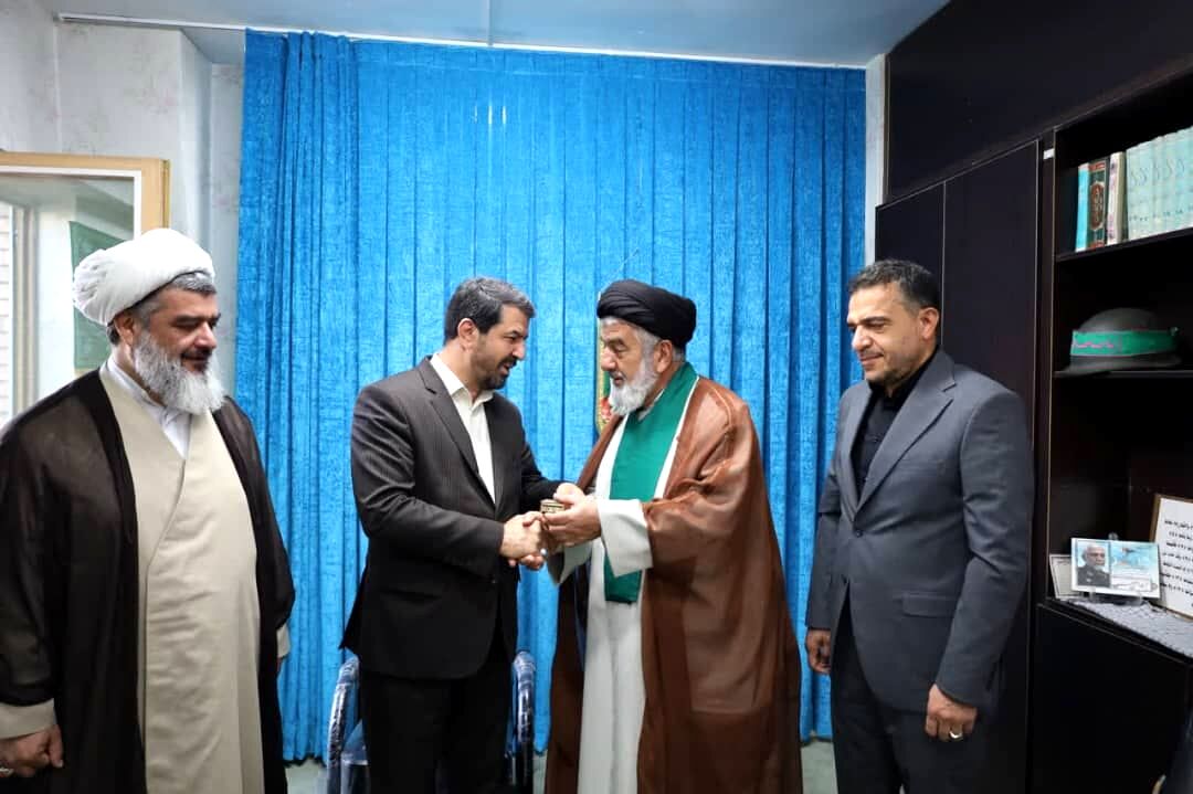 تجلیل از استاندار همدان به پاس حمایت از ستاد نماز جمعه