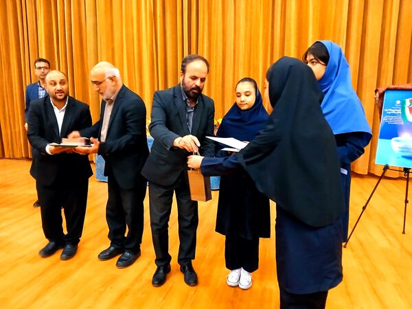 اختتامیه مسابقات «کتاب‌نوش» و «پرسش مهر» و رونمایی از دوره جدیدمسابقه پرسش مهر ریاست جمهوری در کانون شهید فهمیده کرج 