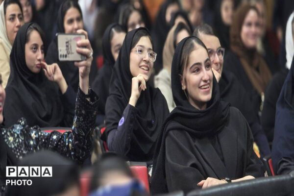 مراسم اعطای نشان سمپاد به دانش آموزان فرزانگان ورامین