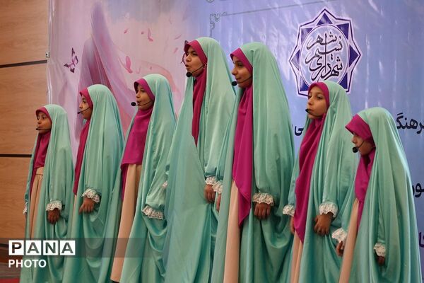 جشن شکوه مادری و همایش تجلیل از سفیران جوانی جمعیت در بهارستان‌دو