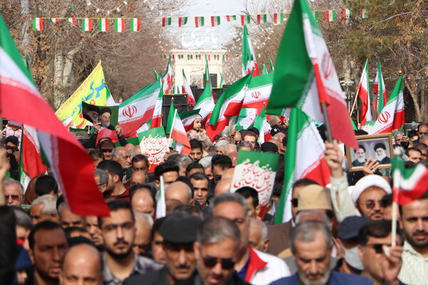 شکوه همبستگی مردم آباده در راهپیمایی ۲۲ بهمن