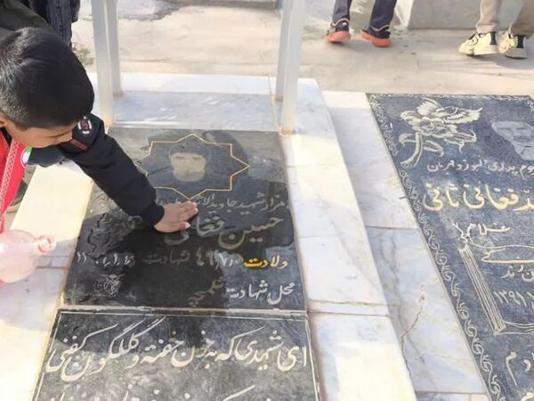 غبارروبی مزار شهدا توسط دانش‌آموزان دبستان شهید پسندیده فدافن