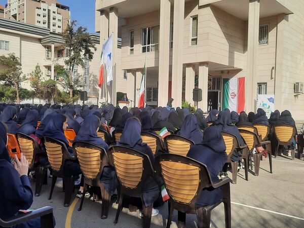 مراسم باشکوه زنگ ایثار و مقاومت در دبیرستان مصلی نژاد حضرت ام البنین