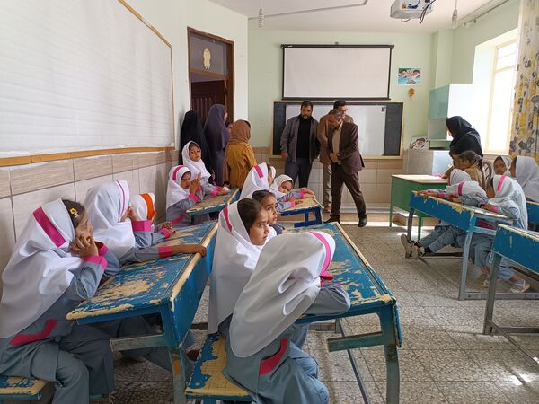 جشن شکوفه‌ها در دبستان زهره براتیان