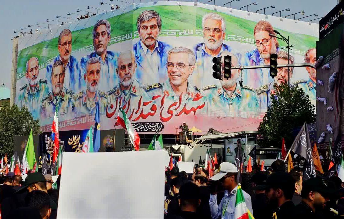 وداع تهرانی‌ها با پیکر مطهر شهدای حمله تروریستی رژیم صهیونیستی 