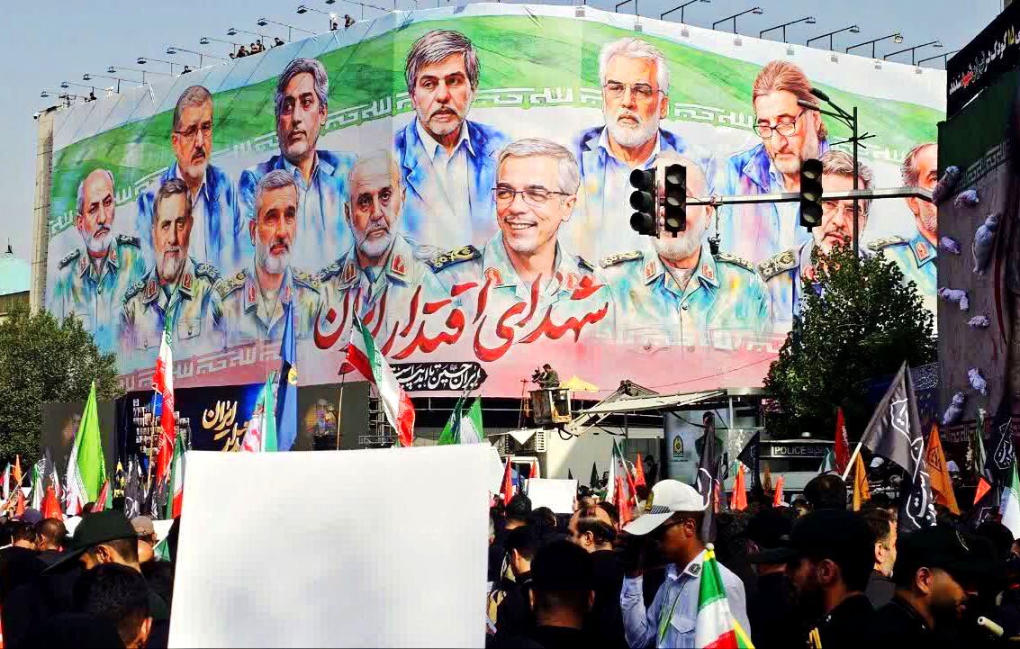 وداع تهرانی‌ها با پیکر مطهر شهدای حمله تروریستی رژیم صهیونیستی 