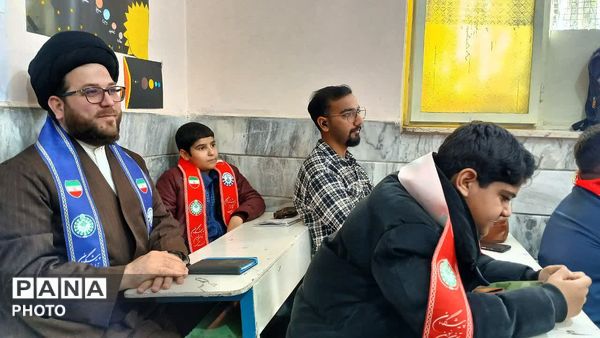 آشنایی دانش‌آموزان دبستان شهید رئیسی قم با مهارت‌های تشکیلاتی پیشتازان