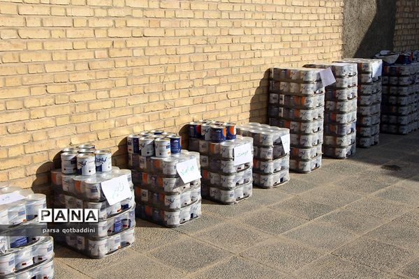 توزیع لوازم ورزشی در بین مدارس استان یزد