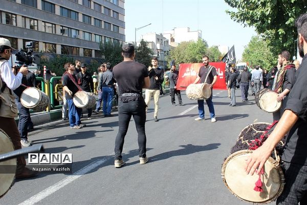 وداع باشکوه عزاداران حسینی با پیکر مطهر شهیدان هشت سال دفاع مقدس