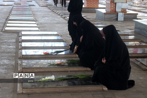 مراسم عطر افشانی و غبار روبی مزار شهدا در تبریز