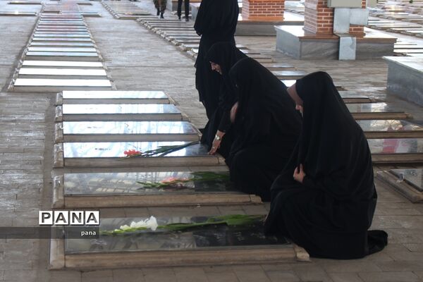 مراسم عطر افشانی و غبار روبی مزار شهدا در تبریز