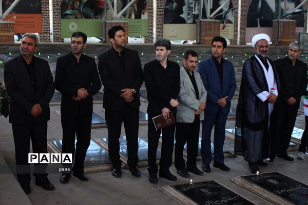 مراسم عطر افشانی و غبار روبی مزار شهدا در تبریز
