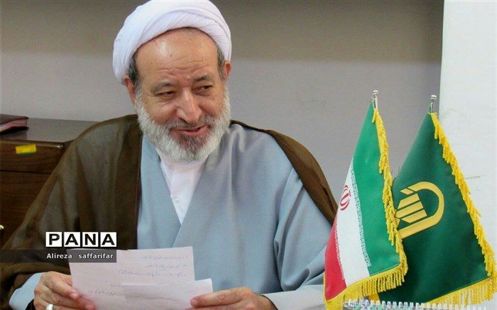 امام جمعه اردستان: معلمان در صف اول مبارزه با جهل هستند