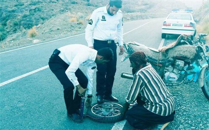 تصویر/ اقدام پسندیده دو پلیس راهور