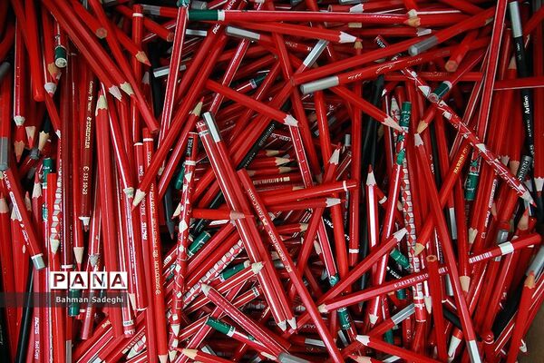 اهدای هدایای جمعیت طلوع بی نشان‌ها به دانش‌آموزان مناطق مرزی ایران