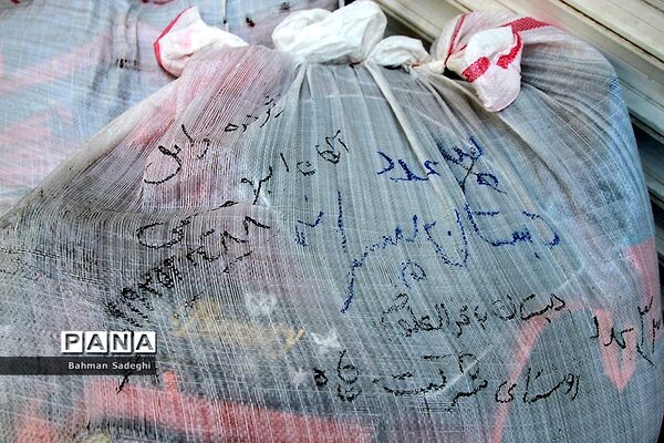 اهدای هدایای جمعیت طلوع بی نشان‌ها به دانش‌آموزان مناطق مرزی ایران