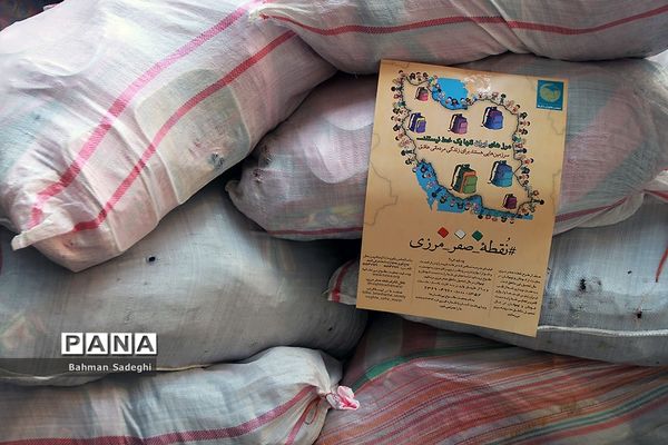 اهدای هدایای جمعیت طلوع بی نشان‌ها به دانش‌آموزان مناطق مرزی ایران