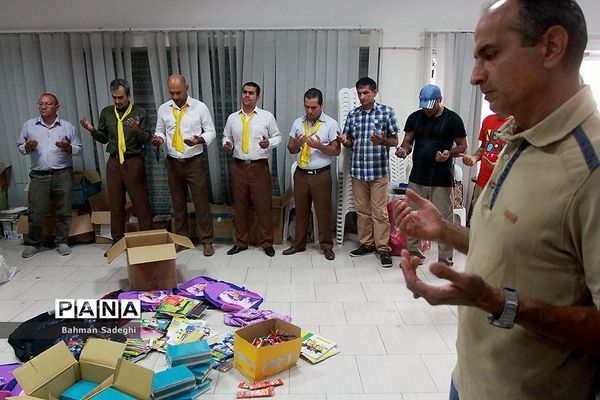 اهدای هدایای جمعیت طلوع بی نشان‌ها به دانش‌آموزان مناطق مرزی ایران