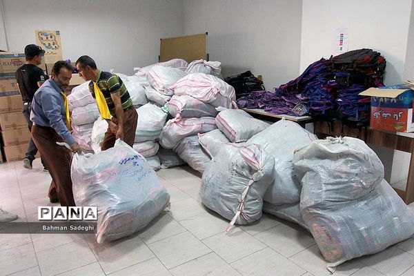 اهدای هدایای جمعیت طلوع بی نشان‌ها به دانش‌آموزان مناطق مرزی ایران